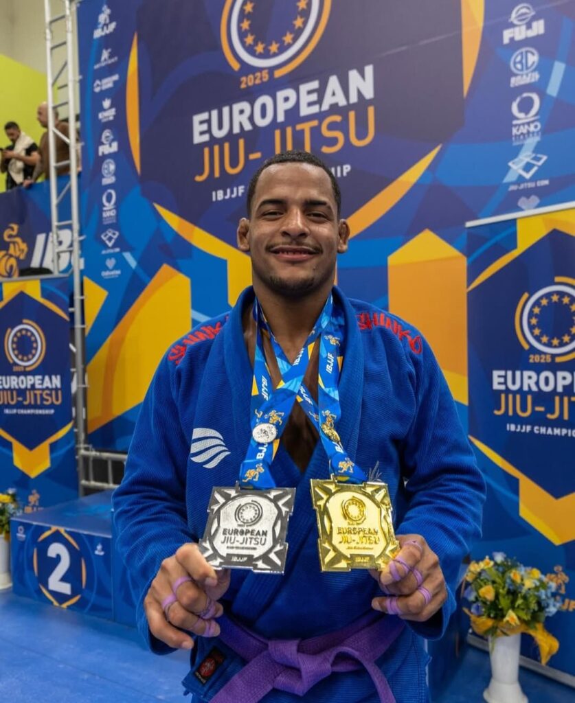Jeferson 'Tijolo' mostra as duas medalhas conquistadas no Europeu de Jiu-Jitsu.