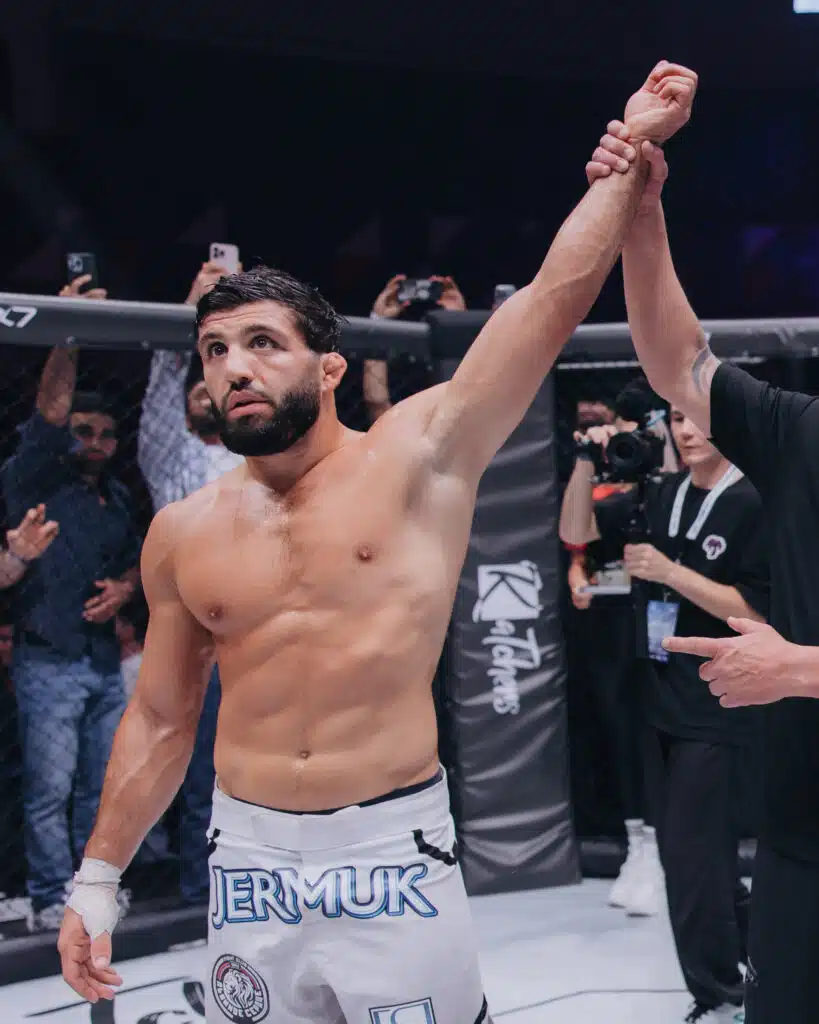  Arman Tsarukyan fez valer o apoio da torcida local e saiu com a vitória após dominar o brasileiro Patricky Pitbull