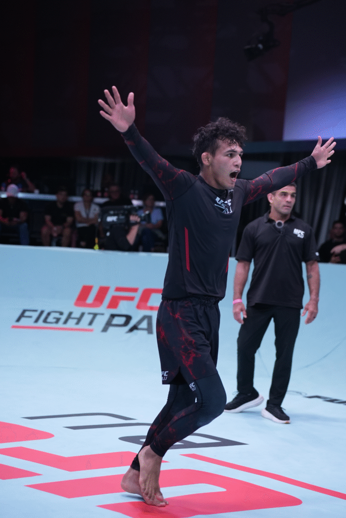 Carlos Henrique é o primeiro brasileiro a conquistar o cinturão do UFCBJJ.