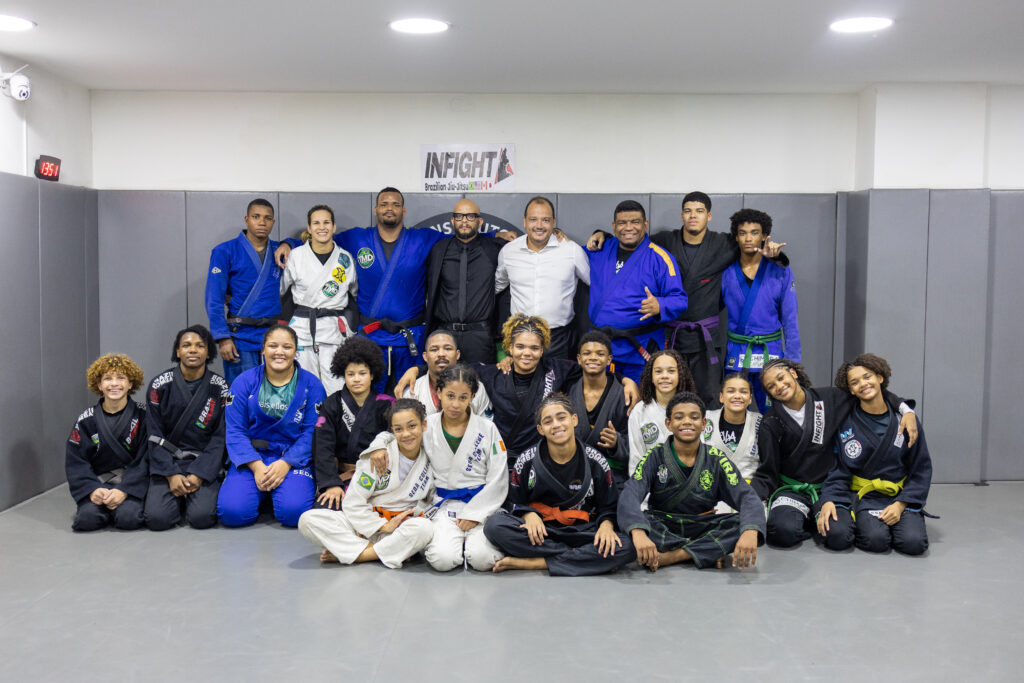 advogado tributarista Bruno Durão com os atletas da TMD House