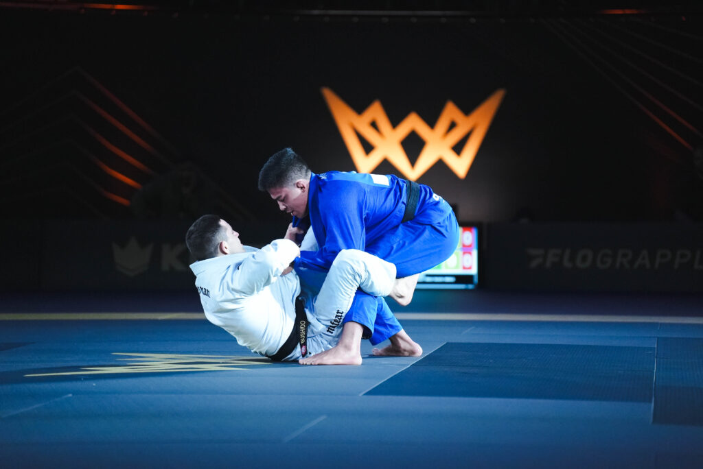 Andy Murasaki busca uma passagem de guarda contra Jackson Nagai