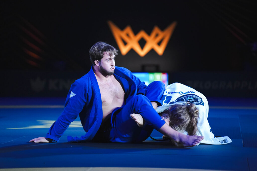 Nolan Stuart finalizou Adam na omoplata e faturou o título do The Crown