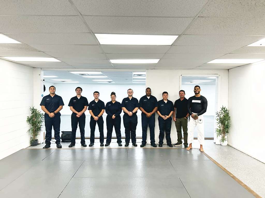 o time da Seeds 13 e os agentes de forças de segurança no treino