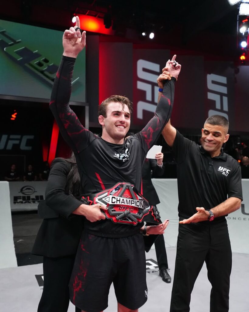 Andrew Tackett manteve o cinturão do UFC BJJ