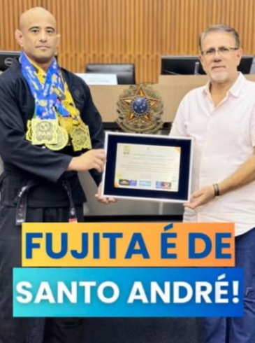 Do Japão aos pódios mundiais: Rodrigo Fujita constrói carreira internacional no Jiu-Jitsu 3 Rodrigo é homenageado pela prefeitura de Santo André, em São Paulo. Foto: Arquivo Pessoal