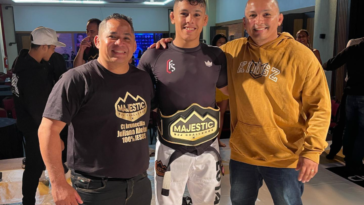Mica Galvao com o cinturao conquistado no Majestic VF Comunica Majestic: Mica Galvão finaliza Gabriel Costa na chave de calcanhar