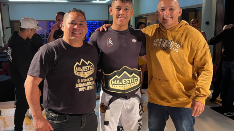 Mica Galvao com o cinturao conquistado no Majestic VF Comunica Majestic: Mica Galvão finaliza Gabriel Costa na chave de calcanhar