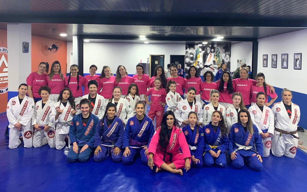 Nika Schwinden e suas alunas na Gracie Barra Curitiba VF Comunica Especial Dia das Mulheres: Nika fala sobre Jiu-Jitsu feminino