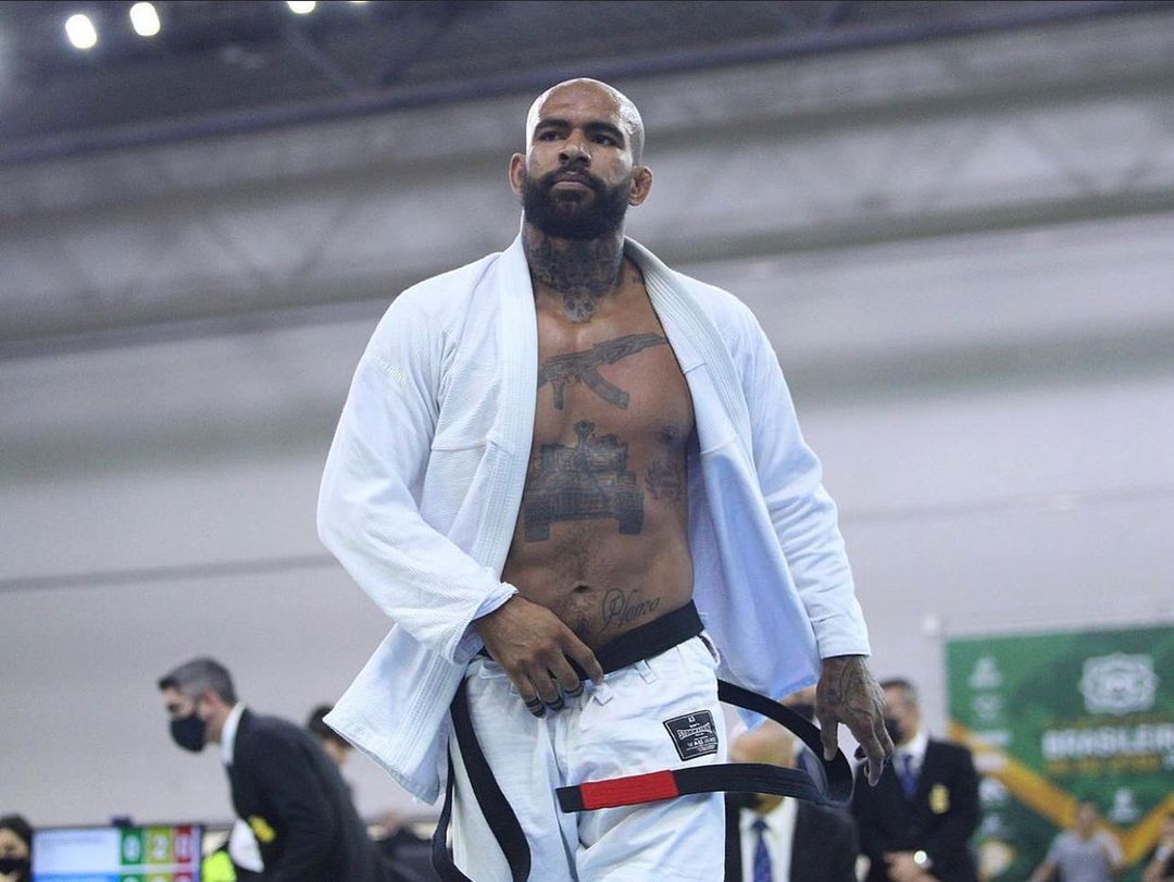 Erberth Santos VF Comunica Erberth Santos exclusivo: “Eu tive que me vestir dentro de um animal!”