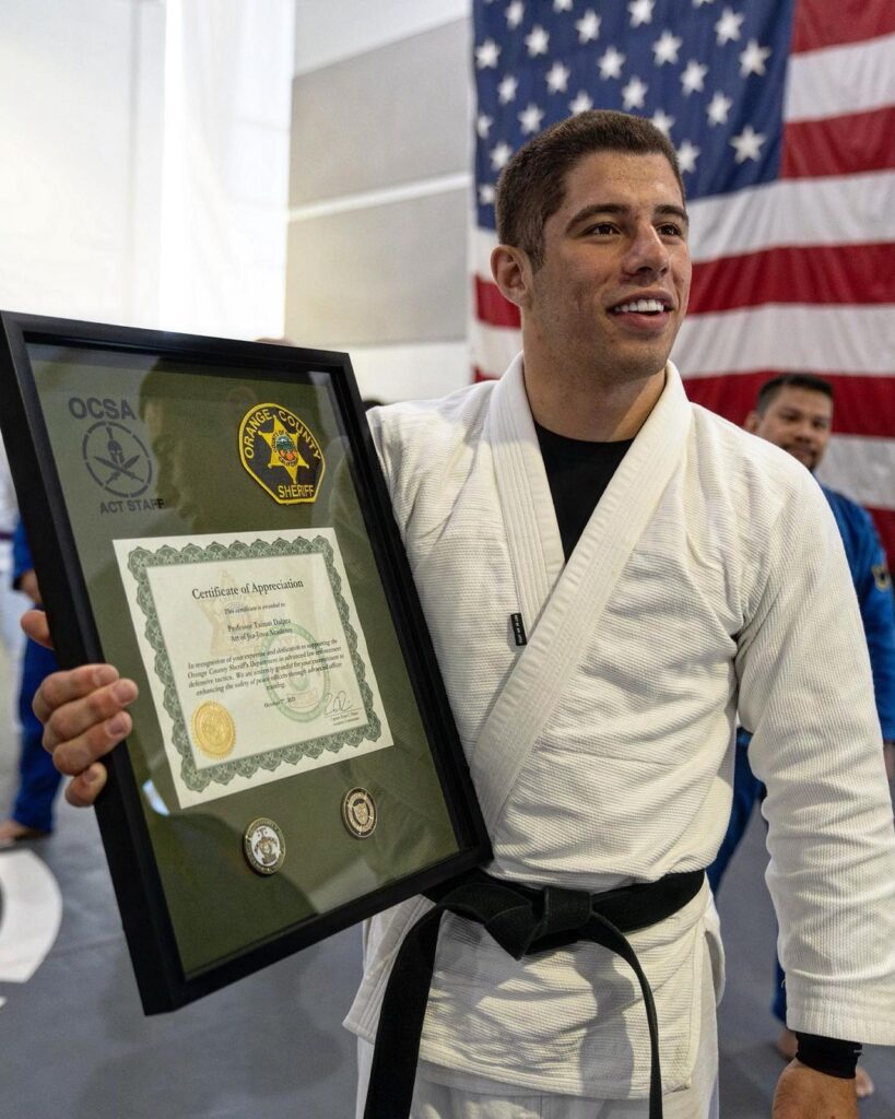 Tainan Dalpra ensinou Jiu-Jitsu para policiais nos Estados Unidos. Tainan é bicampeão mundial de Jiu-Jitsu.
