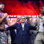 Tyson Fury e Francis Ngannou durante encarada. Foto: Justin Setterfield/Getty Images
