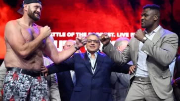 Tyson Fury e Francis Ngannou durante encarada. Foto: Justin Setterfield/Getty Images