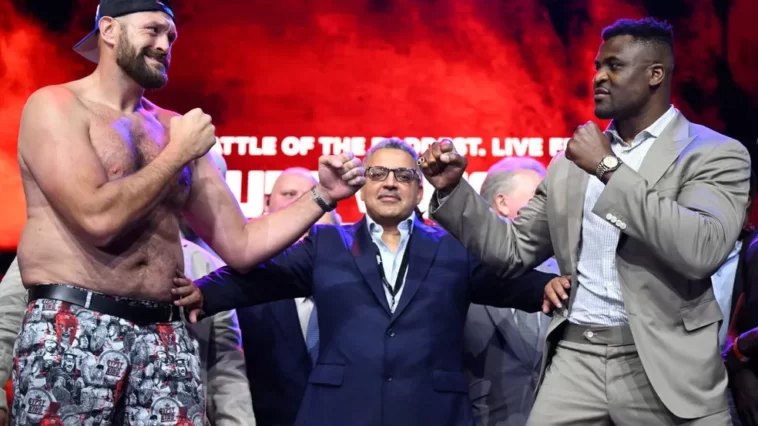 Tyson Fury e Francis Ngannou durante encarada. Foto: Justin Setterfield/Getty Images