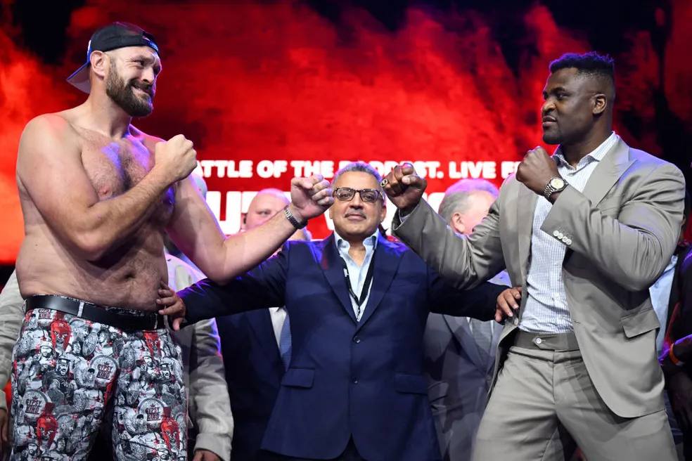 Boxe: Francis Ngannou e Tyson Fury fazem luta galáctica amanhã 3 Tyson Fury e Francis Ngannou durante encarada. Foto: Justin Setterfield/Getty Images