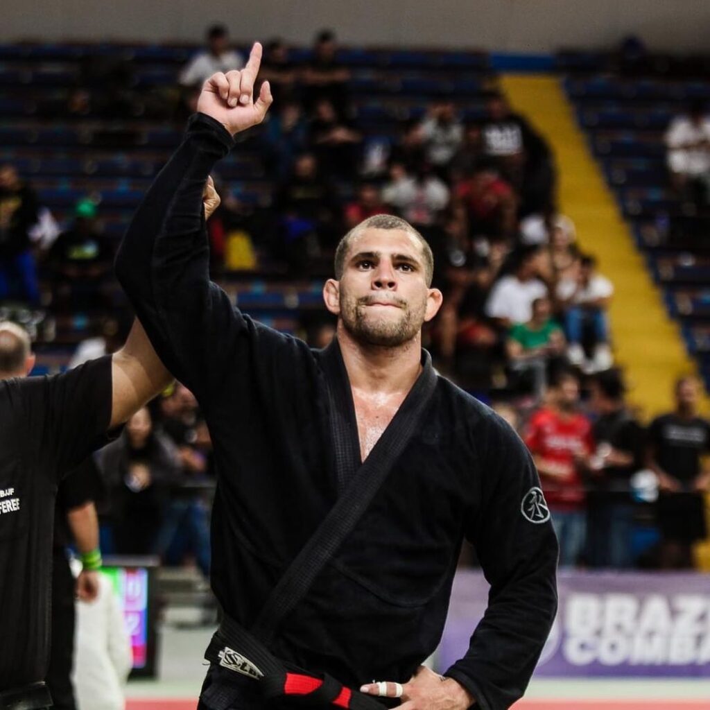 Vinicius Lessa com o braço erguido após vencer luta no Curitiba Spring Open da IBJJF