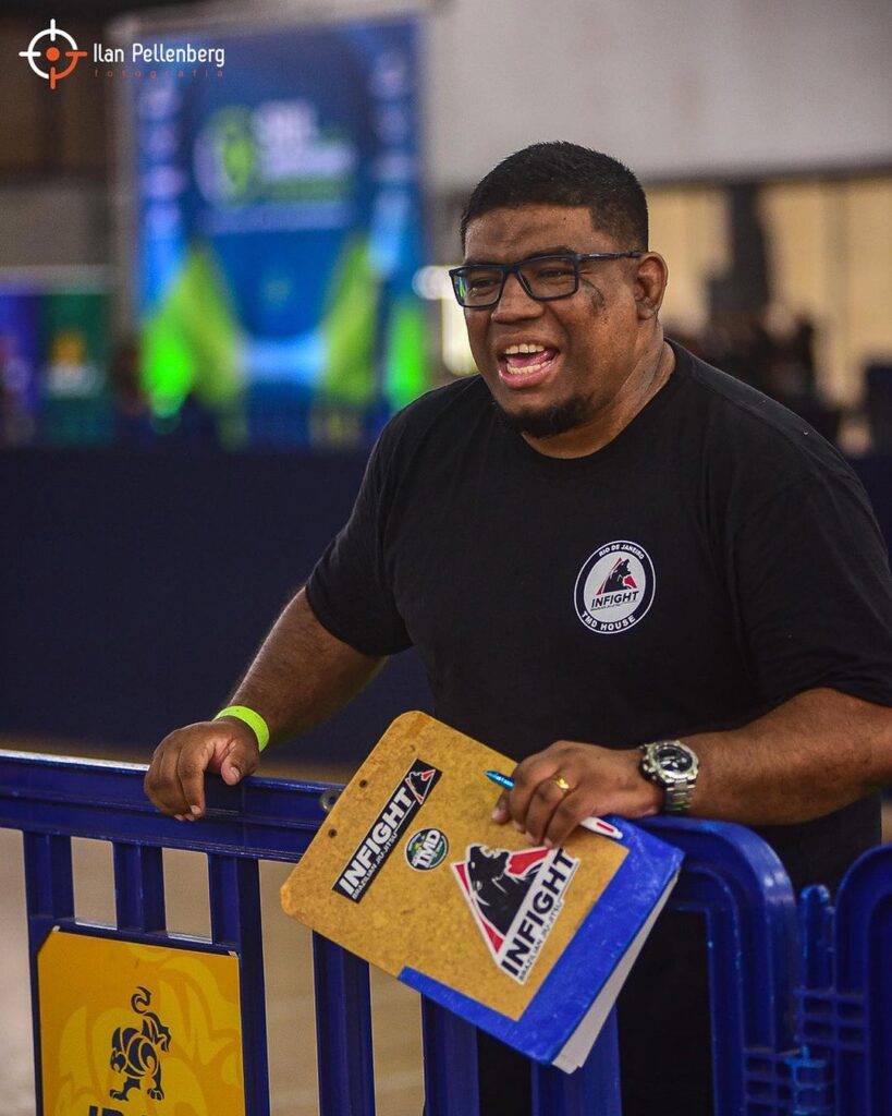 Marcio De Deus é faixa-preta de Jiu-Jitsu e vai fazer mais uma edição do Campeonato Infantil, no Rio de Janeiro.