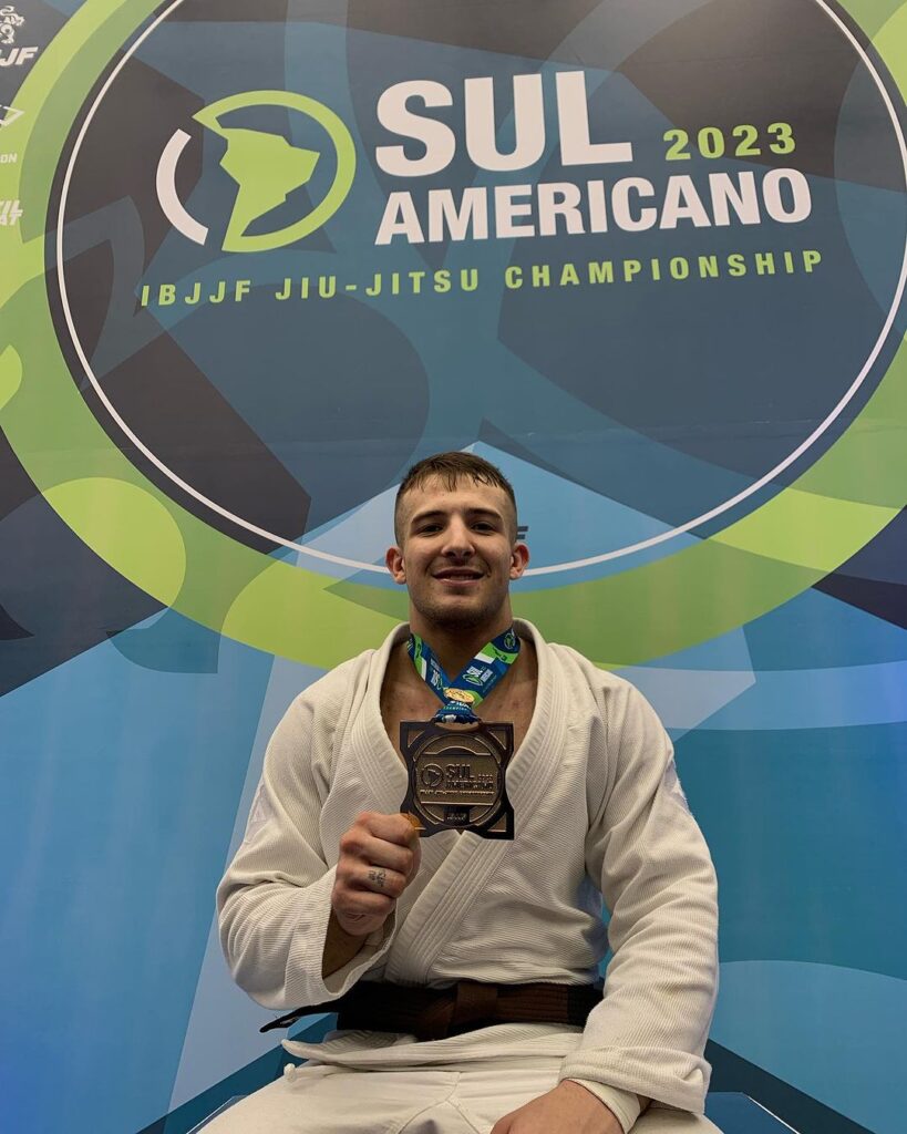 Lucas Bernert, joia da faixa-marrom, mira World Pro como ponto alto em 2023 1 Lucas Bernert se tornou campeão sul-americano há algumas semanas. Foto: Divulgação/CBJJ