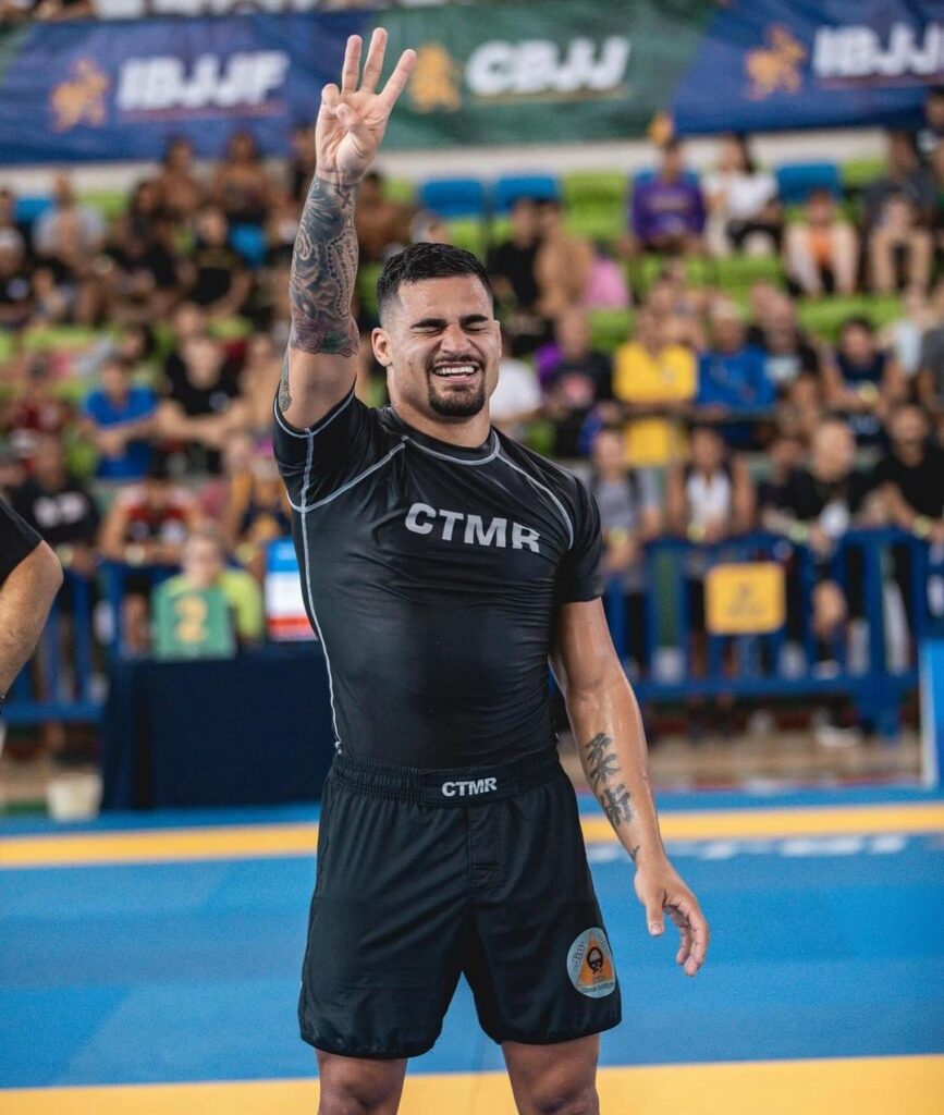 Ygor Rodrigues celebra após se consagrar tricampeão brasileiro sem kimono. Foto: Ana Assis/Assis Fotografia