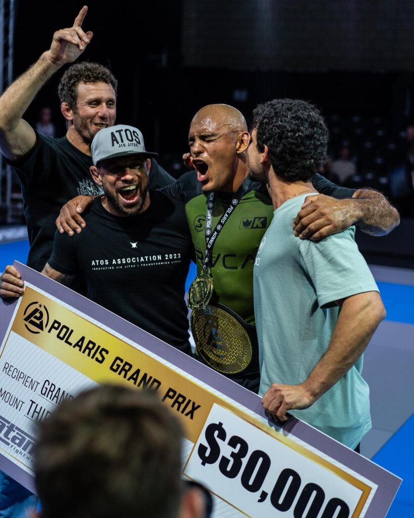 Kaynan Duarte comemora com sua equipe após vencer no Polaris.