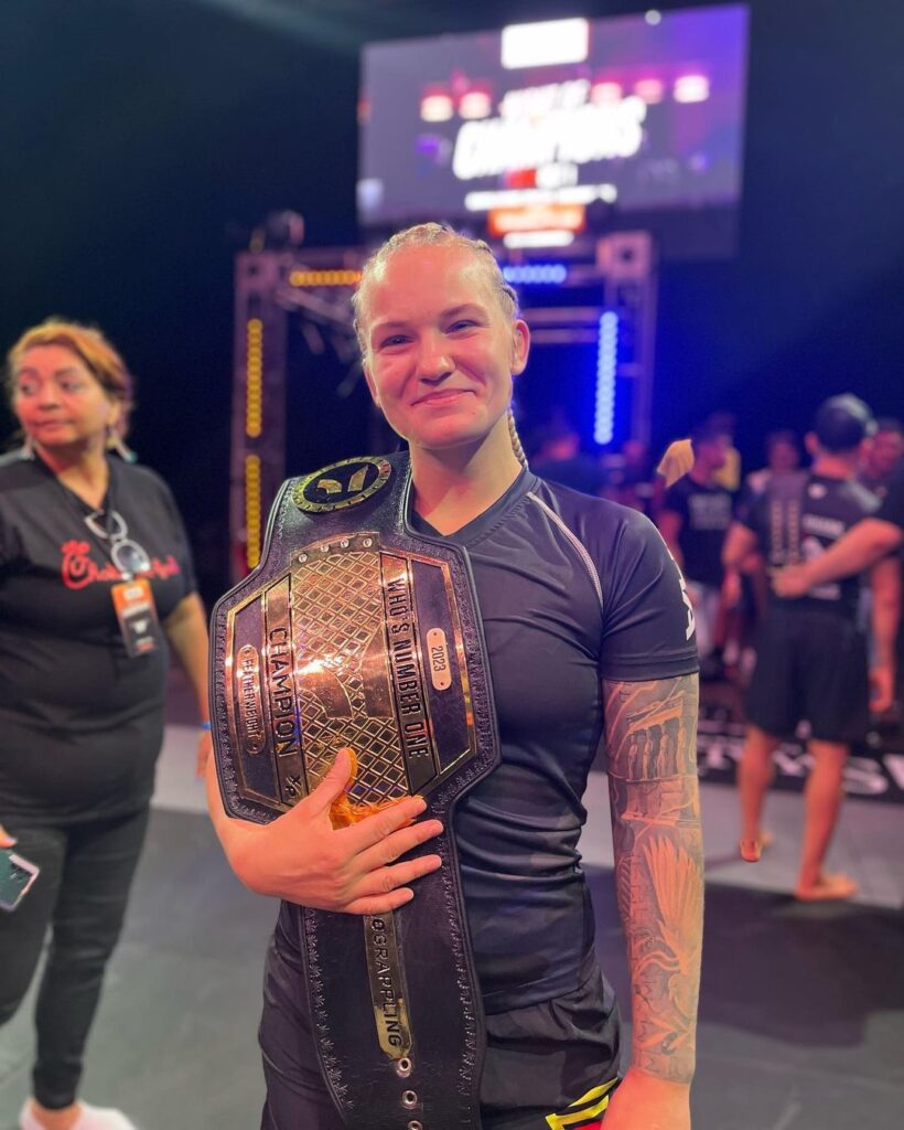 Elisabeth Clay é a nova campeã peso-pena do WNO. Foto: Reprodução/Instagram