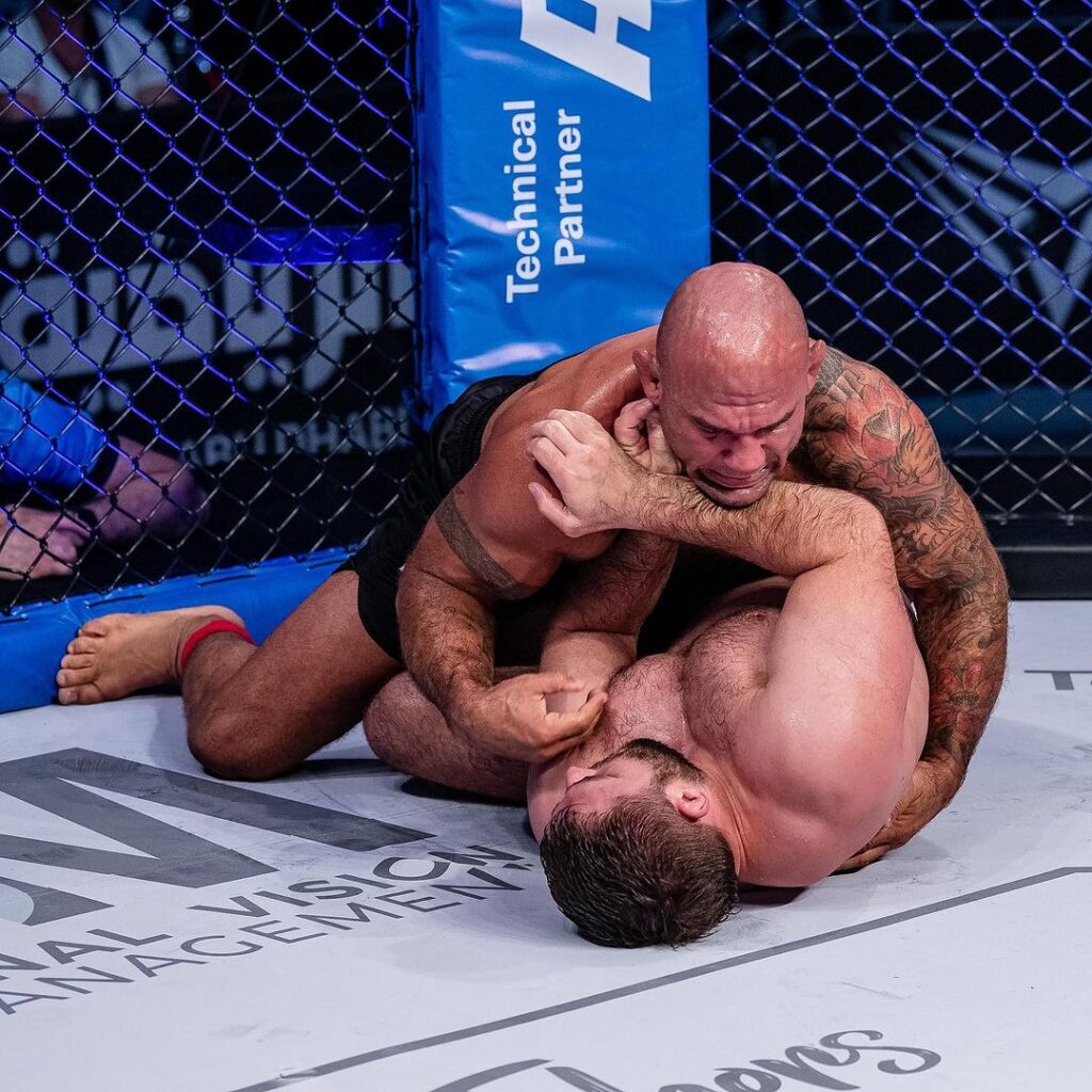 Cyborg vibra com vitória no ADXC e mira embate com Ceconi 1 Roberto Cyborg em ação com Anton Minenko no ADXC. Foto: Divulgação/ADXC
