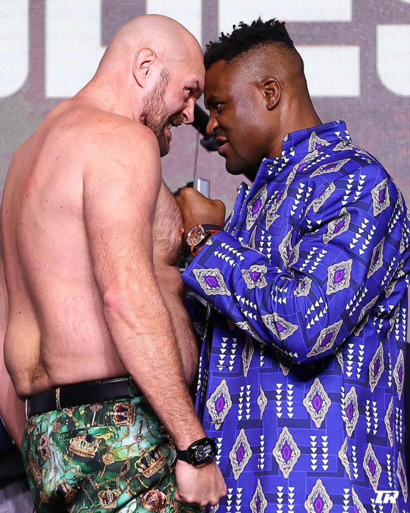 Boxe: Francis Ngannou e Tyson Fury fazem luta galáctica amanhã 1 Tyson Fury e Francis Ngannou durante encarada. Foto: Divulgação/Top Rank