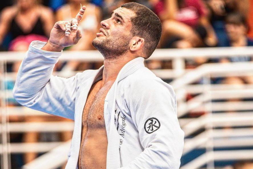 Vinicius Lessa com o braço erguido após vencer luta em campeonato da IBJJF