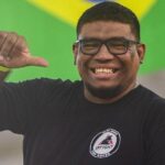 Marcio de Deus sorri para foto no Sul-Americano para crianças da IBJJF. Foto: Illan Pellenberg