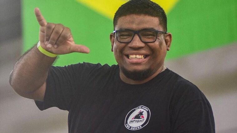 Marcio de Deus sorri para foto no Sul-Americano para crianças da IBJJF. Foto: Illan Pellenberg