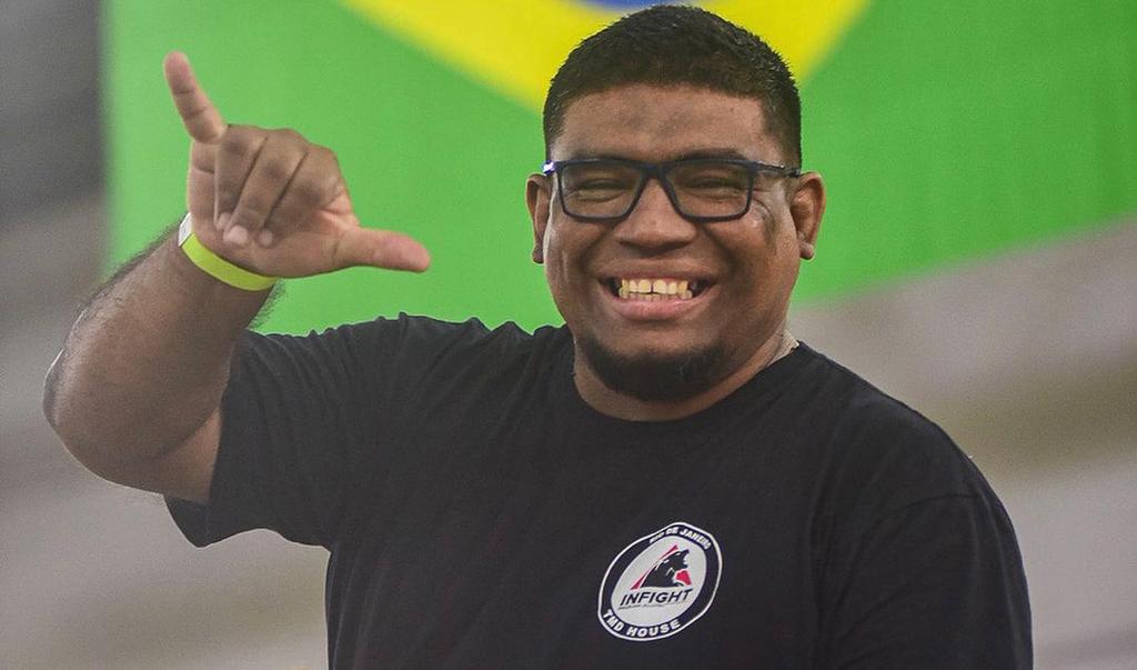 Marcio de Deus sorri para foto no Sul-Americano para crianças da IBJJF. Foto: Illan Pellenberg