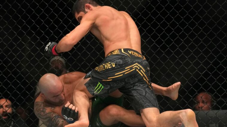 Islam Makhachev derrotou Alexander Volkanovski no UFC 294. Foto: Divulgação/UFC Brasil