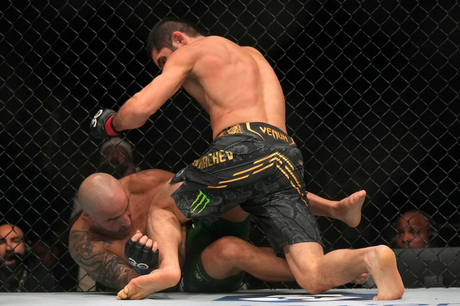 Islam Makhachev derrotou Alexander Volkanovski no UFC 294. Foto: Divulgação/UFC Brasil