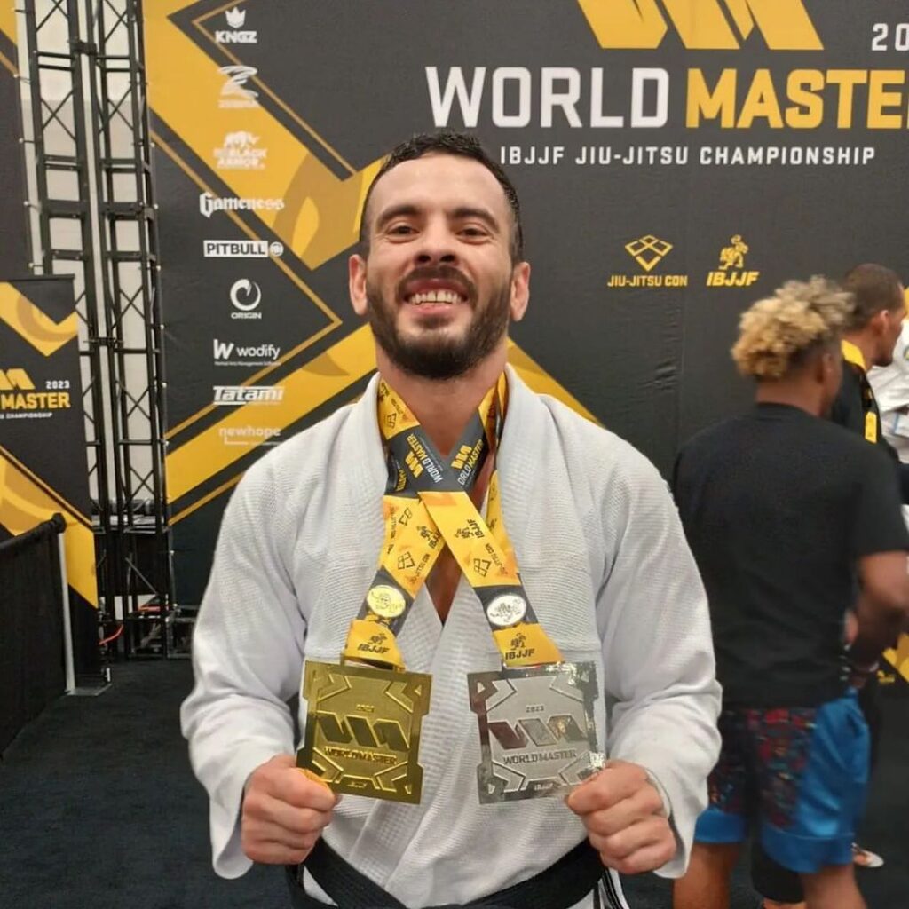 Luciano Bernert levou a prata no peso leve e reinou no absoluto do Mundial Master. Foto: Divulgação/IBJJF