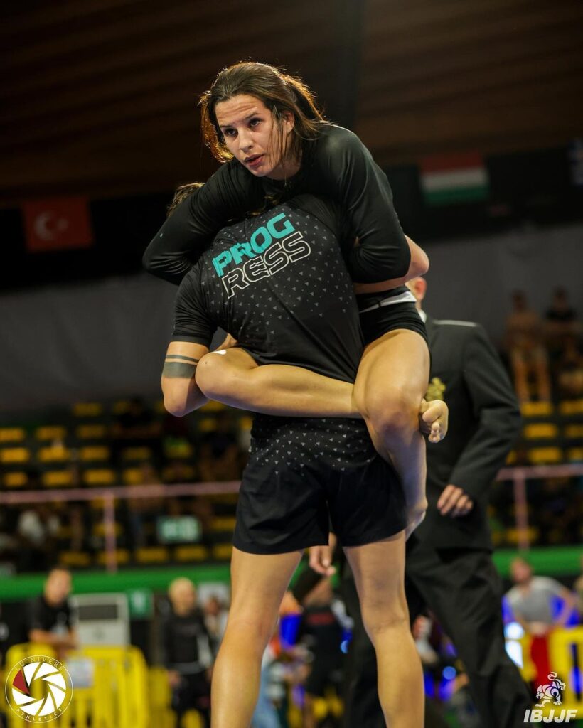 Maria Cláudia com guilhotina encaixada em luta no Europeu Nogi. Foto: Lu Nivers Athletics