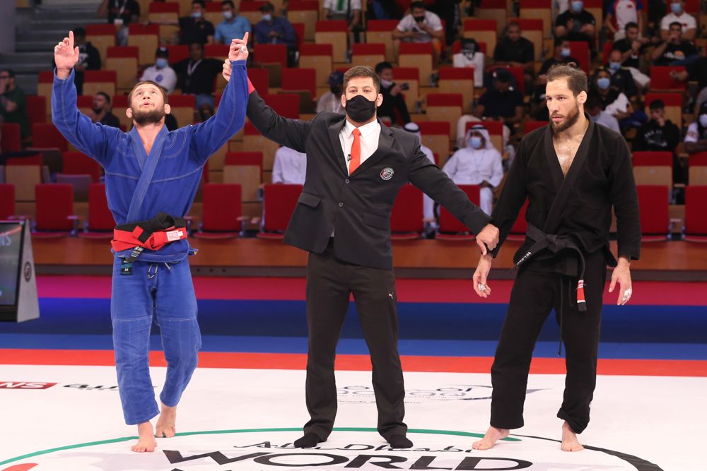 Relembre cinco lutas que marcaram a história do World Pro 1 Claudio Calasans em mais uma coroação no World Pro. Foto: Divulgação/AJP