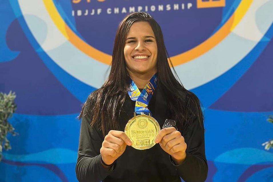 Maria Cláudia com guilhotina encaixada em luta no Europeu Nogi. Foto: Divulgação/IBJJF