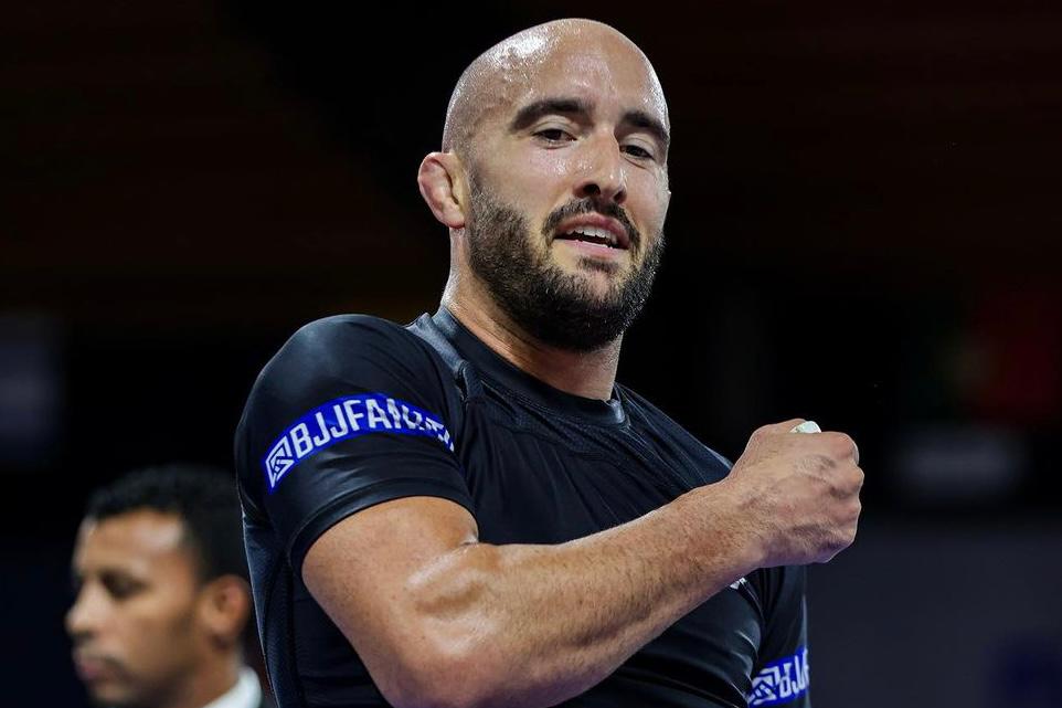 Nicolas Renier comemora após vencer luta no Europeu Nogi. Foto: Lu Nivers/Athletics