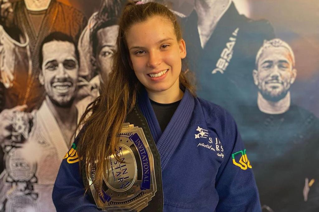 Camila Reis é um dos maiores talentos do Jiu-Jitsu feminino na faixa-roxa e tem se tornado uma atleta completa dentro e fora dos tatames.