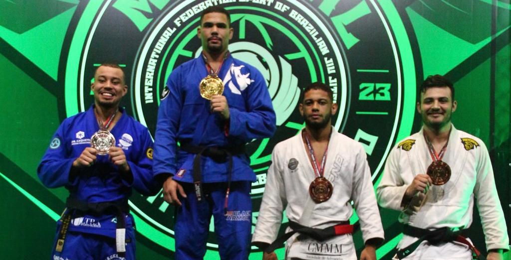 Confira quem brilhou no Mundial de Jiu-Jitsu da CBJJE 3 Erich Munis, Vital Neto e Yatan Bueno brilharam no Mundial de Jiu-Jitsu da CBJJE. Foto: CBJJE