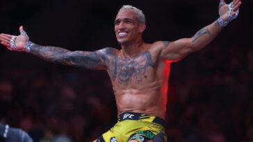 Charles do Bronxs comemora ao vencer Beneil Dariush. Foto: Divulgação/UFC
