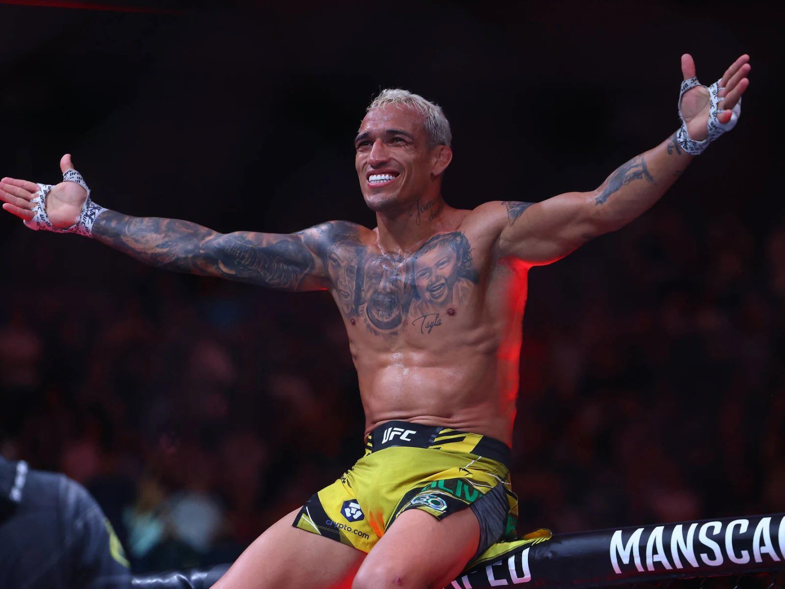 Charles do Bronxs comemora ao vencer Beneil Dariush. Foto: Divulgação/UFC
