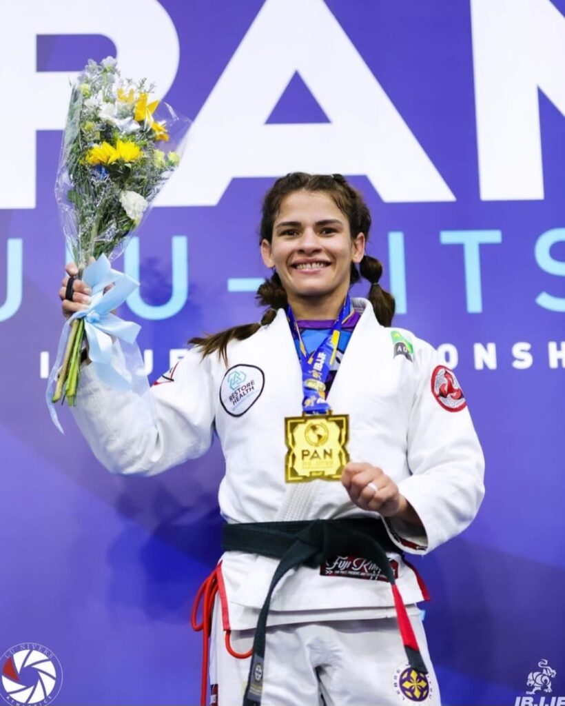 Janaina, com o seu talento, passou a reforçar o time estelar de Jiu-Jitsu composto por meninas faixas-pretas da AOJ.