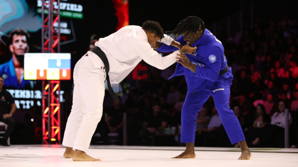 BJJ Stars 12 terá superlutas, disputas de cinturão e GP dos meio-pesados 1 O americano Devhonte Johnson teve boa performance no último BJJ Stars contra o brasileiro Gutemberg Pereira