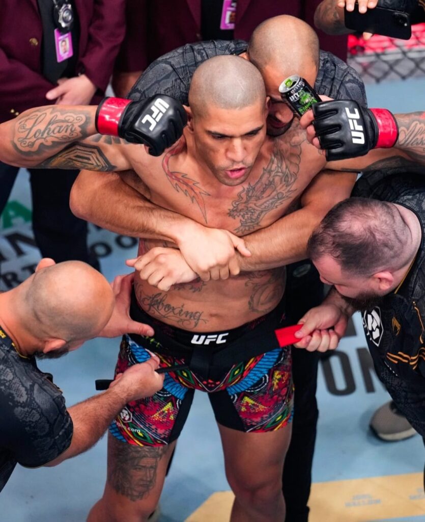 Após defender título dos meio-pesados no UFC 300, Alex 'Poatan' é graduado pelos mestres com a faixa-preta de Jiu-Jitsu.