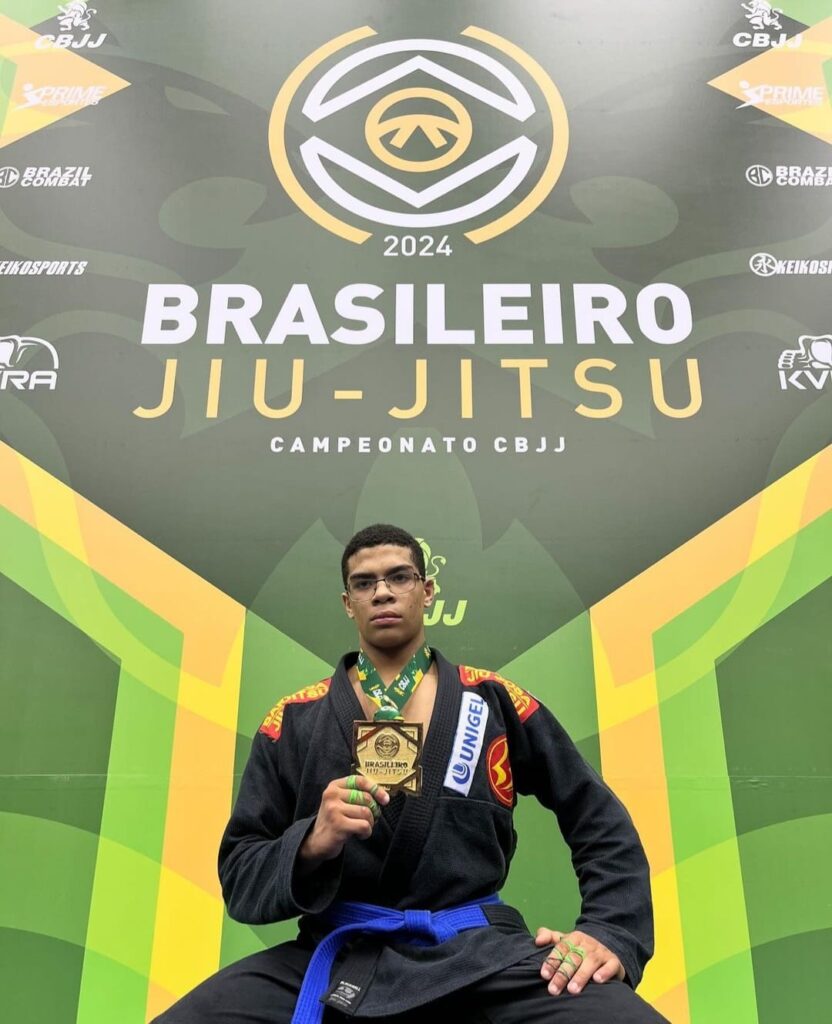 Vitor Gabriel, atleta de um projeto social paulista, subiu ao topo do pódio entre os competidores do médio no Campeonato Brasileiro de Jiu-Jitsu.