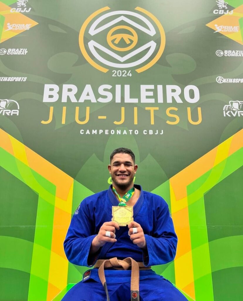 Leon Mendonça conseguiu título no Brasileiro de Jiu-Jitsu ao finalizar oponente na luta final do pesadíssimo.