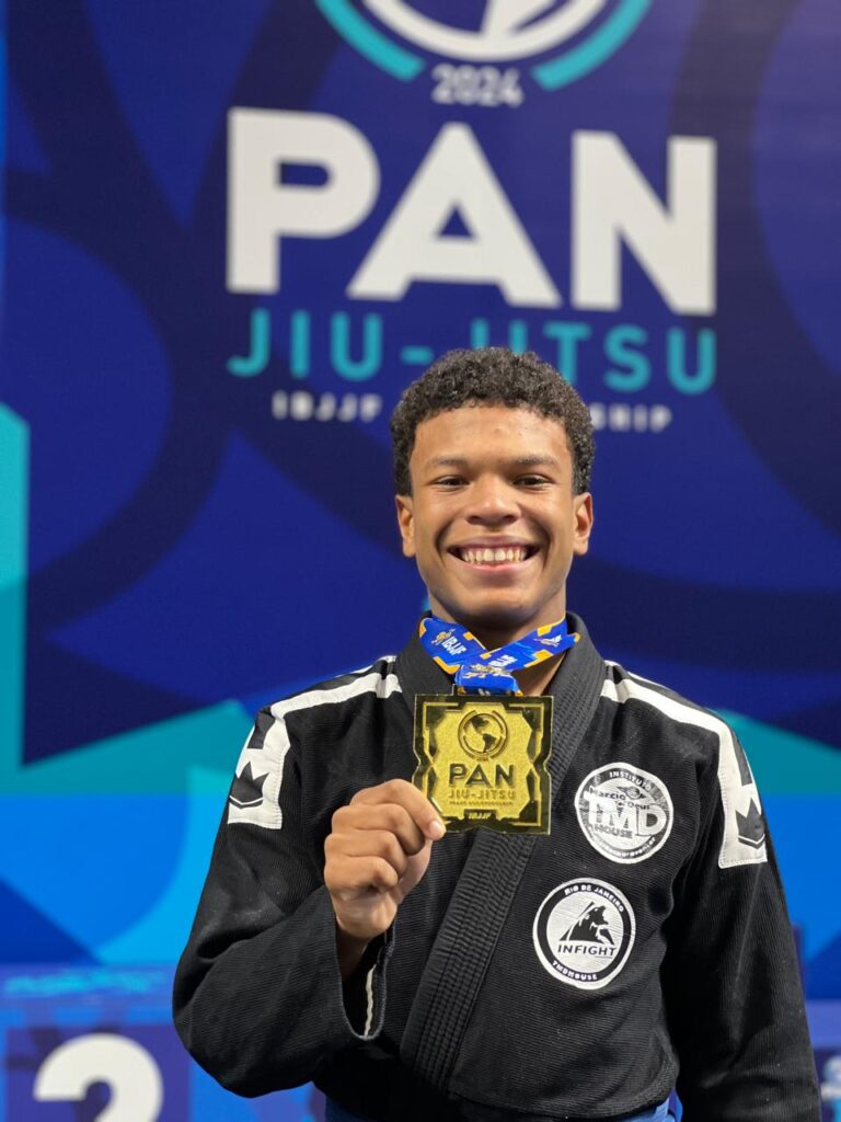Thiago Márcio posa com medalha de ouro na frente do pódio do Pan de Jiu-Jitsu da IBJJF.