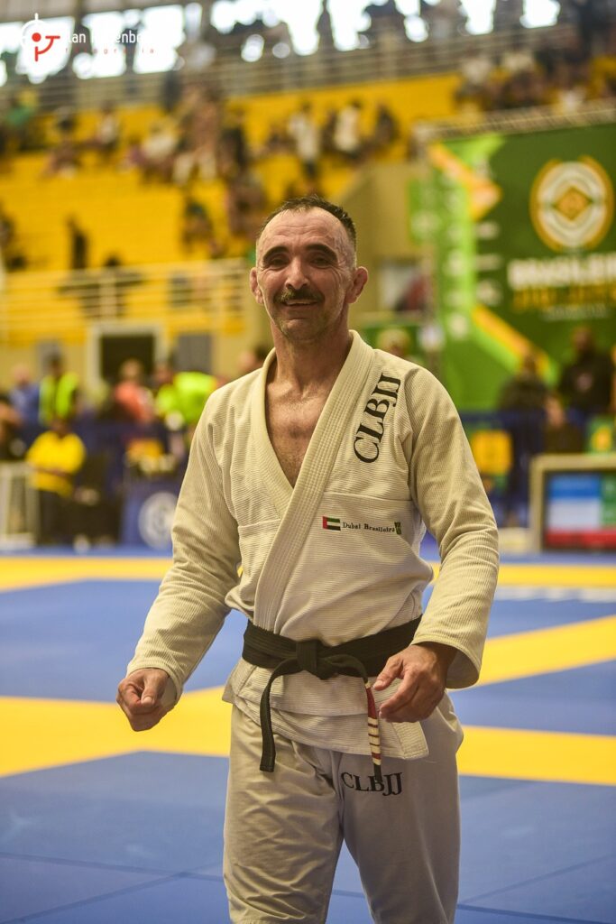 Luciano 'Moranga' comemora campanha excelente no Brasileiro, em Barueri, São Paulo.