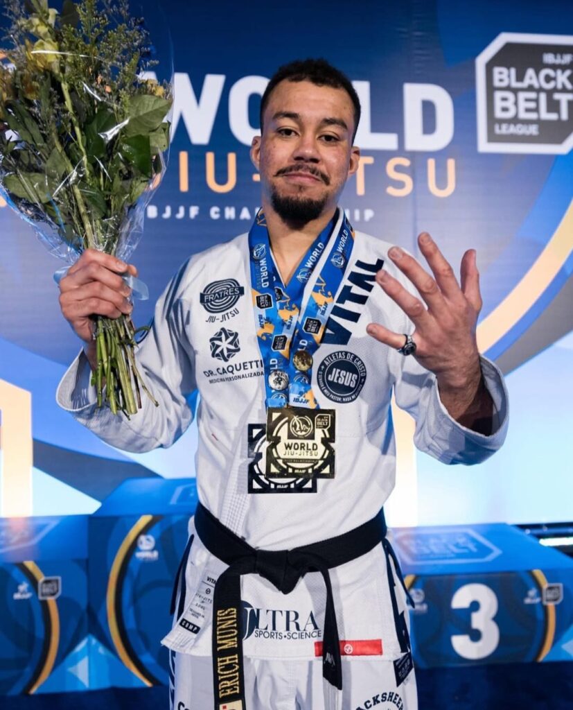 Com título absoluto no Mundial de Jiu-Jitsu da temporada, Erich Munis se tornou tetracampeão mundial.
