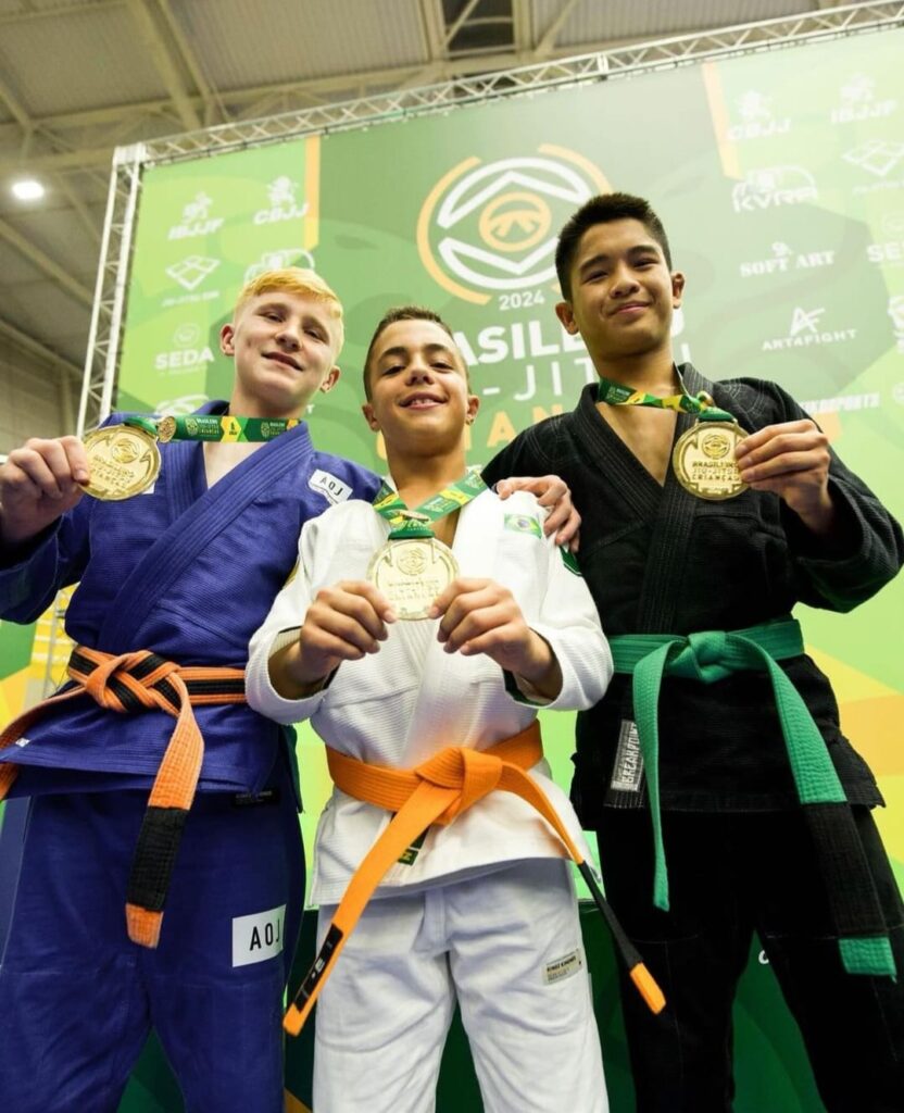 Mickey Whelan, Ícaro Moreno e John-Paul Tran mostram medalhas de ouro conquistadas no Campeonato Brasileiro.